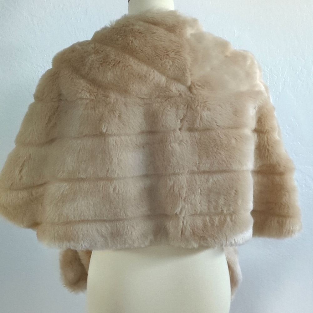 Donna Vinci Faux Fur Shawl/Wrap/Capelet.  Beige/Cream - Picture 4 of 17